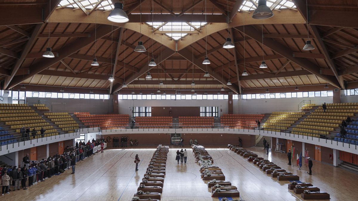 Los ataúdes de las víctimas del naufragio en el polideportivo de Crotona en los días siguiente a la tragedia.