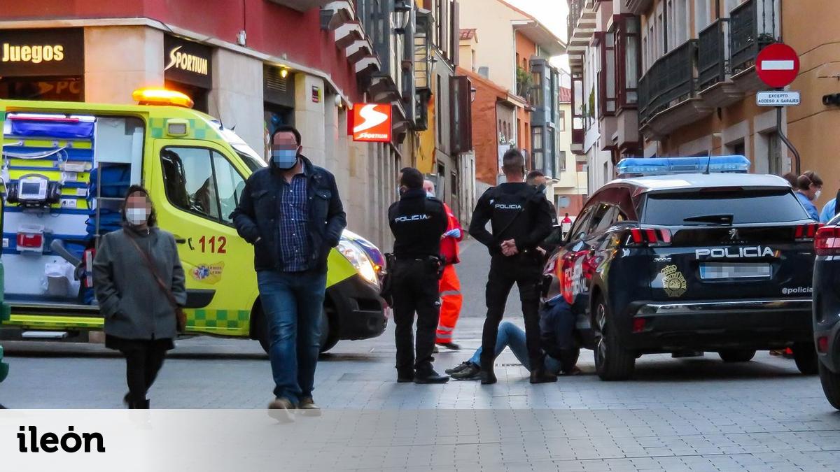 Una pelea en el centro de León se salda con un herido leve por arma blanca