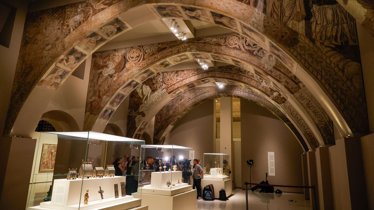 Varias personas observan las pinturas murales del Monasterio de Sijena expuestas en el Museu Nacional d’Art de Catalunya (MNAC), a 29 de mayo de 2025, en Barcelona, Catalunya (España).