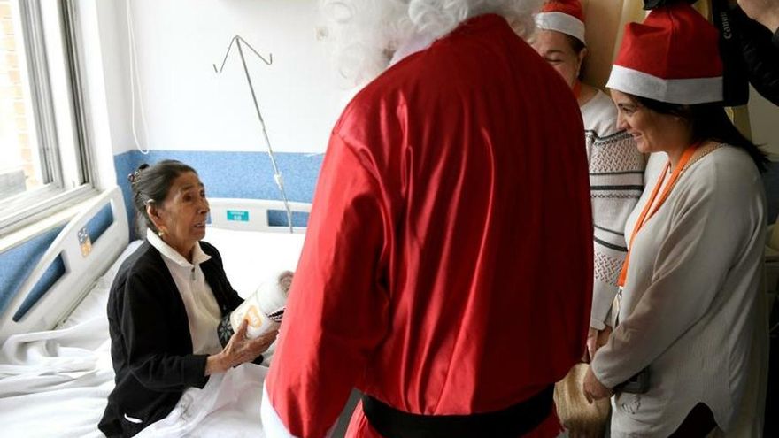 Cerca de 150 voluntarios de la Asociación Benéfica Geriátrica (ABG) y del proyecto "Ningún mayor sin regalos", recorren estos días una docena de hospitales para evitar "la soledad no deseada" pero también para donar regalos, cantar y sacar una sonrisa a los mayores.