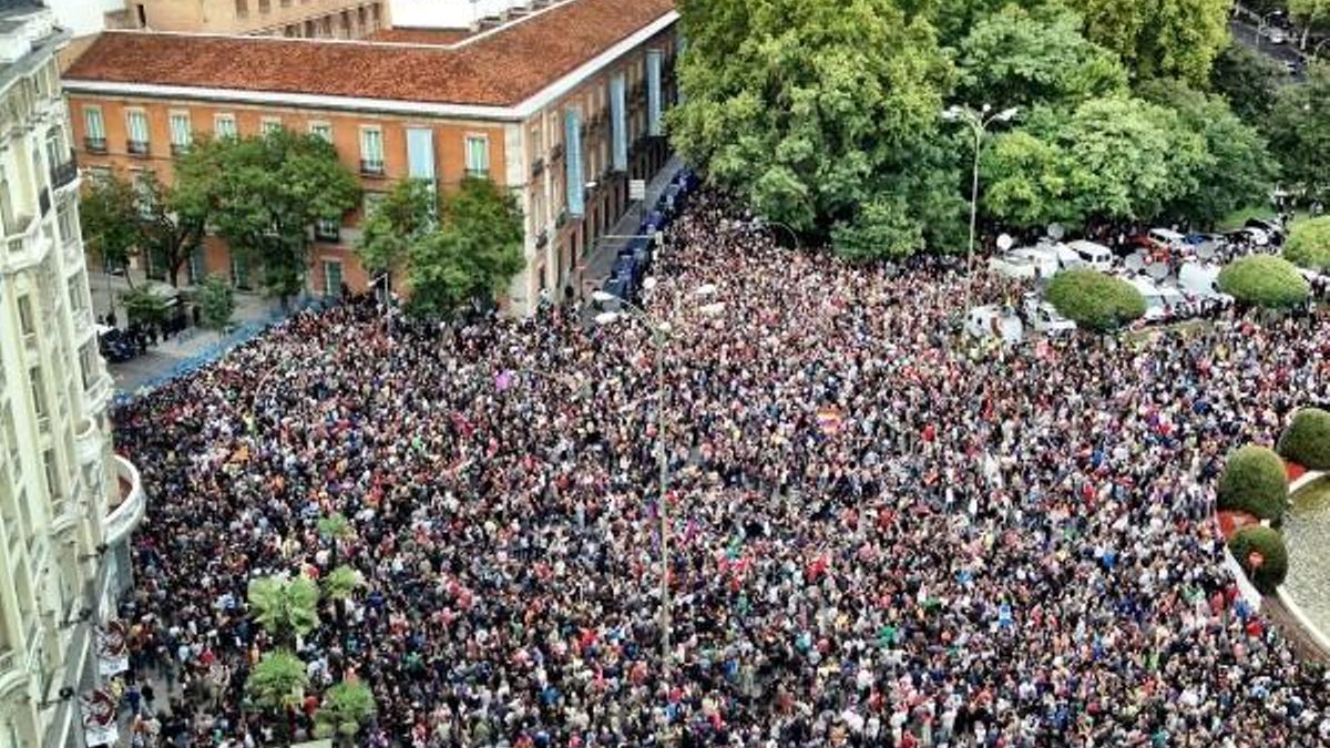 Miles de personas ante el cordón policial en las cercanías del Congreso.