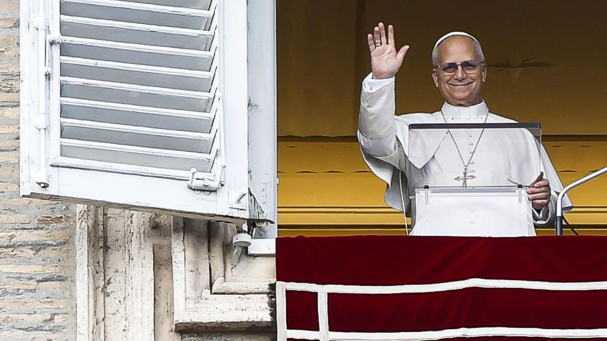 Los regalos de Almeida al Papa León XIV: una virgen, polvorones, fotos de Madrid y un libro de Hakuna
