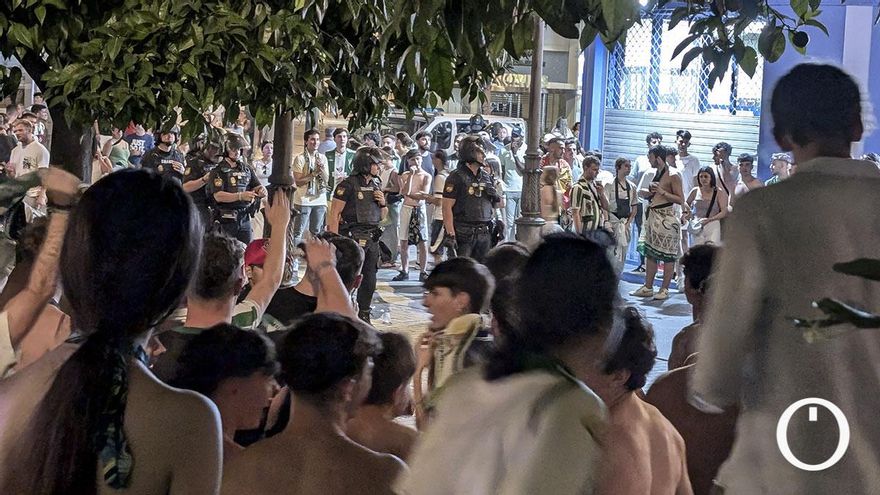 La Policía dice que cargó en Las Tendillas tras una pelea entre ultras y el lanzamiento de objetos a sus vehículos