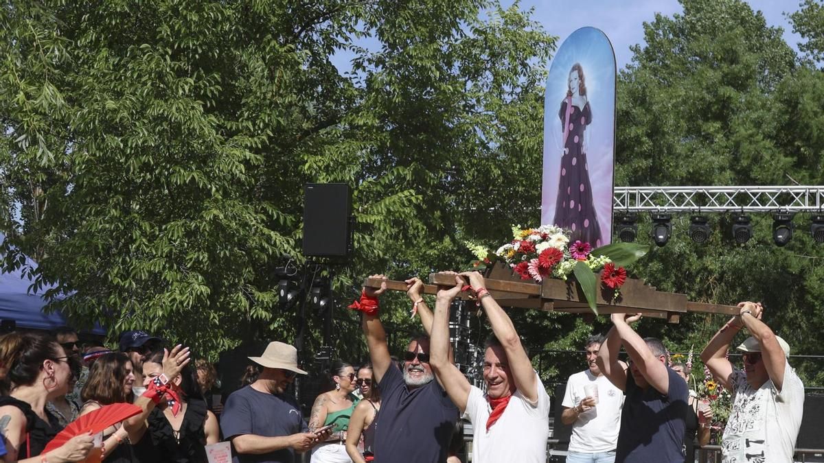 Un momento de la 'romería pop' que recorre este sábado 30 de mayo las calles de Zamora y que este año rinde homenaje a 'Santa Rocío Jurado'
