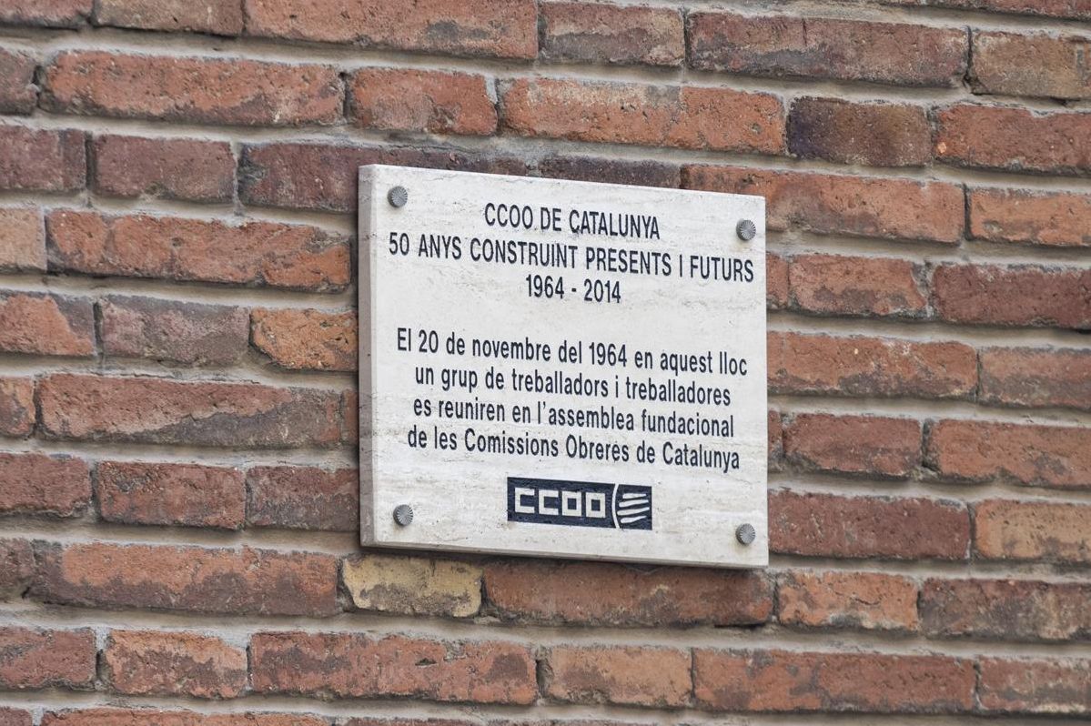 La placa que conmemora la fundación de CCOO, presente en las paredes de la parroquia.