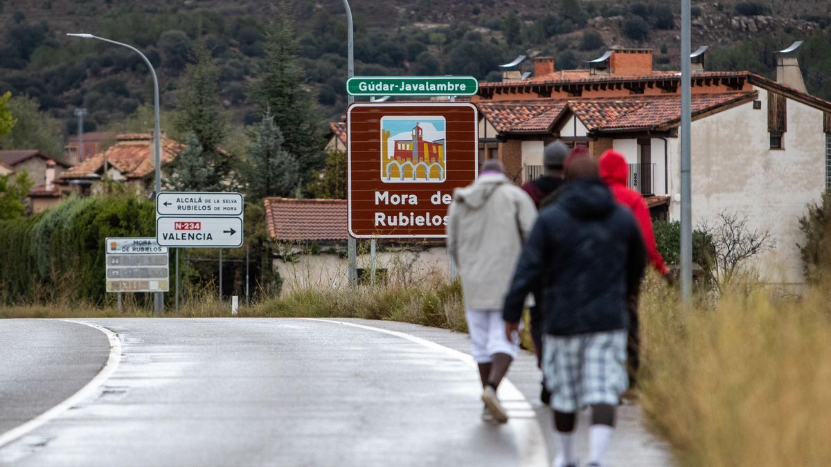 Varios migrantes con asilo pasean por las calles de Mora de Rubielos donde están acogidos en un hotel.