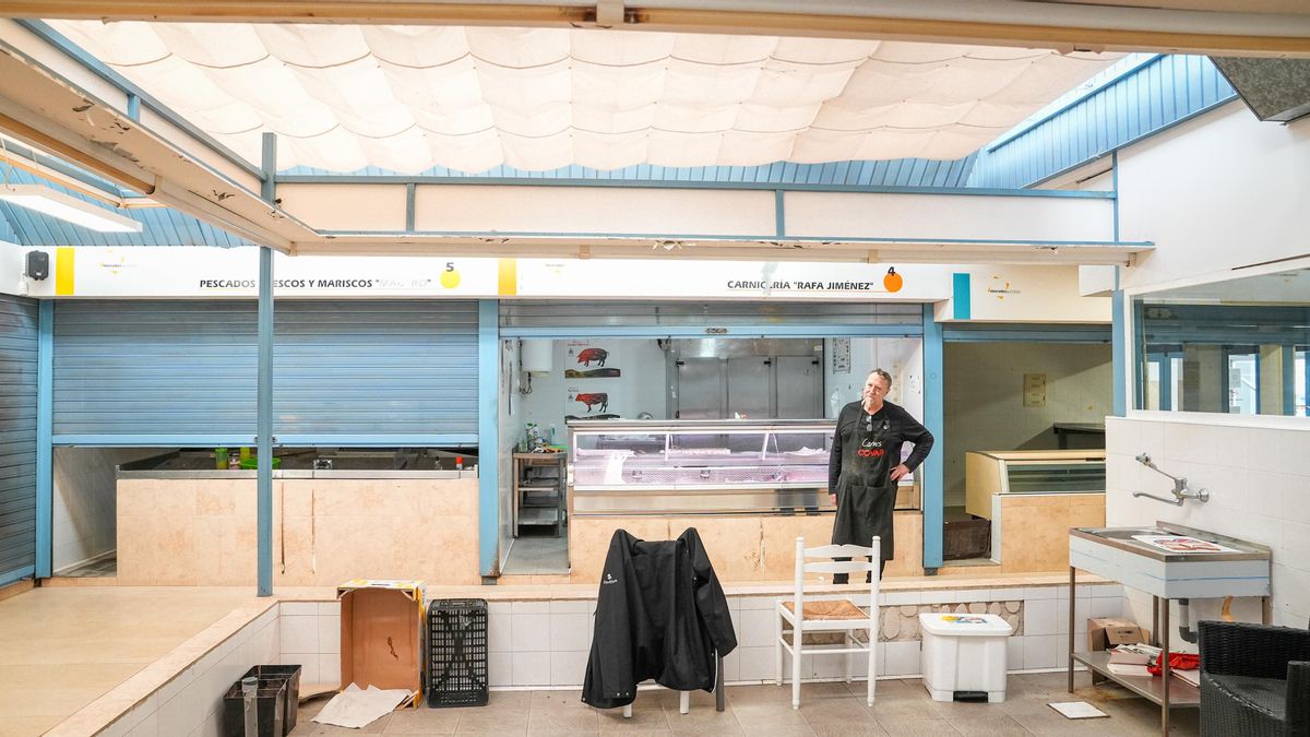 Rafael Jiménez se despide en su último día como carnicero en el mercado de El Naranjo