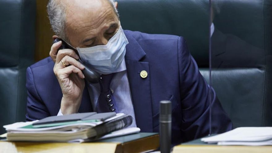 Erkoreka, atendiendo una llamada telefónica en el terminal del escaño