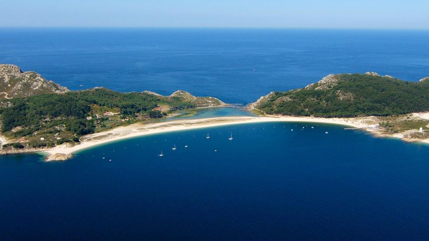 Esta es la única playa de España que está entre las 50 mejores del mundo: con forma de media luna y en Galicia
