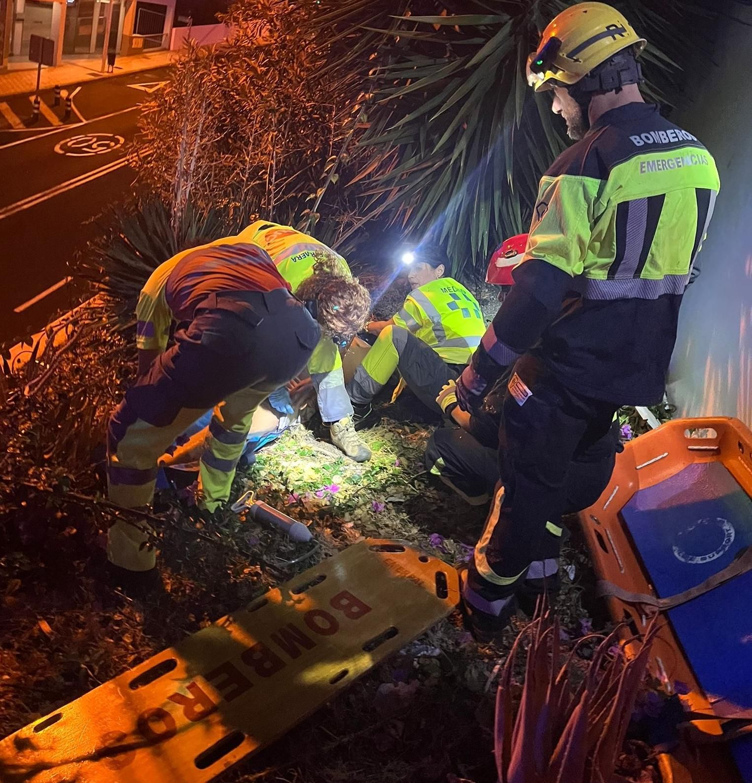En la imagen, el motorista tras el accidente recibe atención sanitaria. BOMBEROS LA PALMA