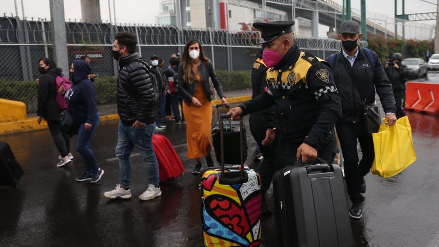 Familiares de niños con cáncer y simpatizantes bloquean aeropuerto en México