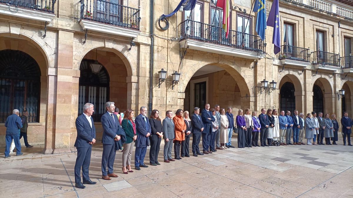 Minuto de silencio en el Ayuntamiento de Oviedo