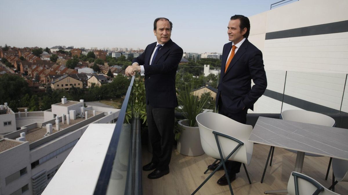 El Gobierno de Almeida adjudica una parcela a una empresa de alquileres 'flex living' y los promociona en redes