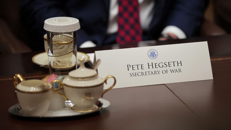 El secretario de Guerra de Trump, acorralado por posibles crímenes de guerra en el Caribe y por nuevas revelaciones del 'Signalgate'