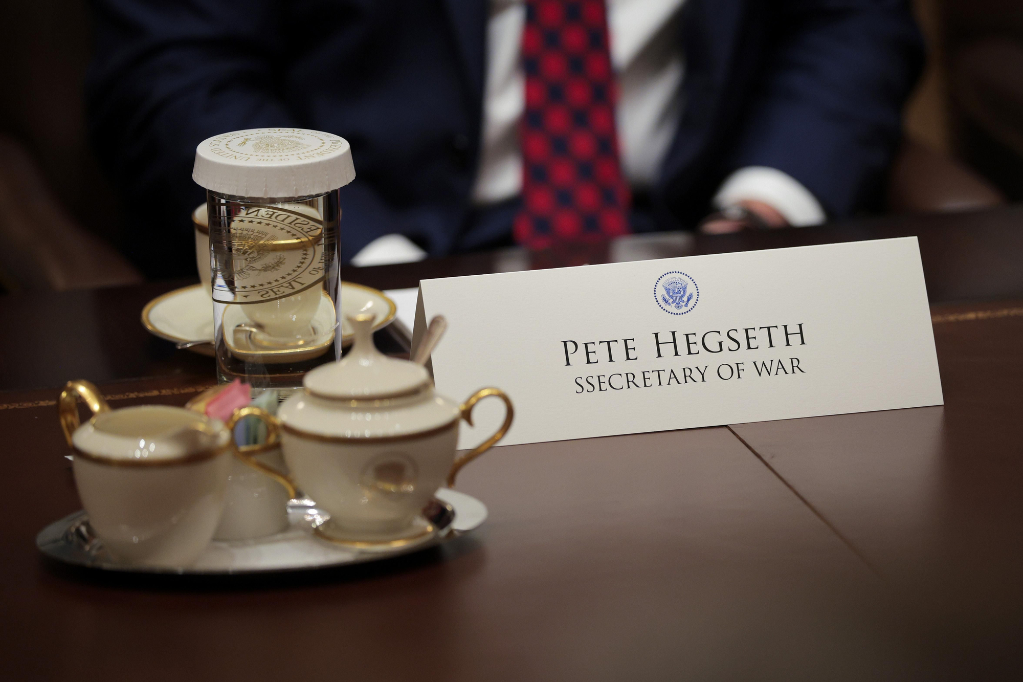 El cartel del secretario de Guerra de Estados Unidos, Pete Hegseth,, con una "SS", durante la reunión del Gabinete del 2 de diciembre de 2025 en Washington, DC.