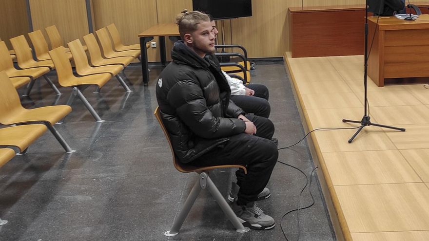 Dos acusados de delito de odio pactan seis meses de prisión por agredir a un hombre al grito de "maricona"