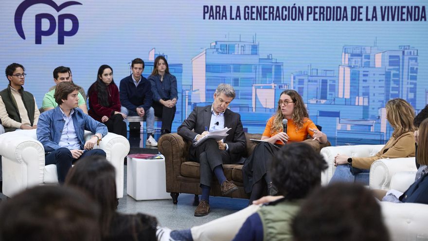 El presidente del Partido Popular, Alberto Núñez Feijóo, durante una reunión con representantes de asociaciones juveniles, en el Espacio Downtown, a 7 de febrero de 2025, en Madrid (España).