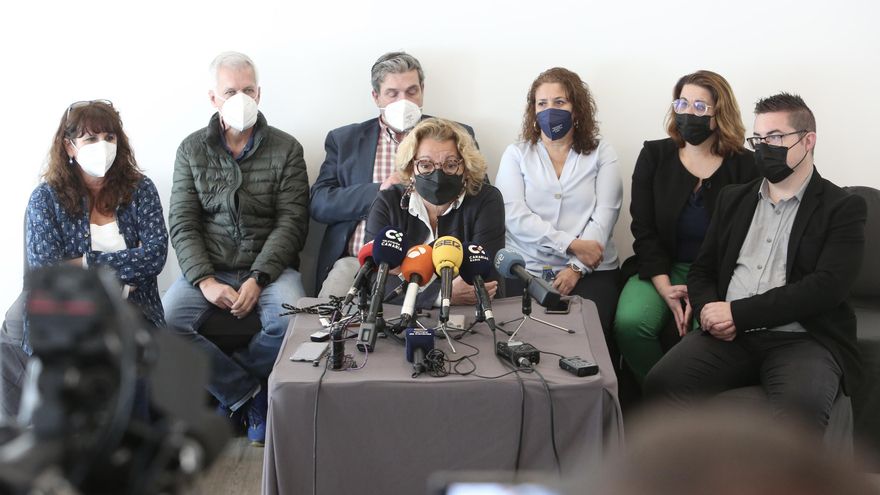 La diputada tránsfuga Meri Pita junto a otros cargos de Podemos que la apoyaron en una carta donde decidieron pasar al grupo Mixto en el Congreso.