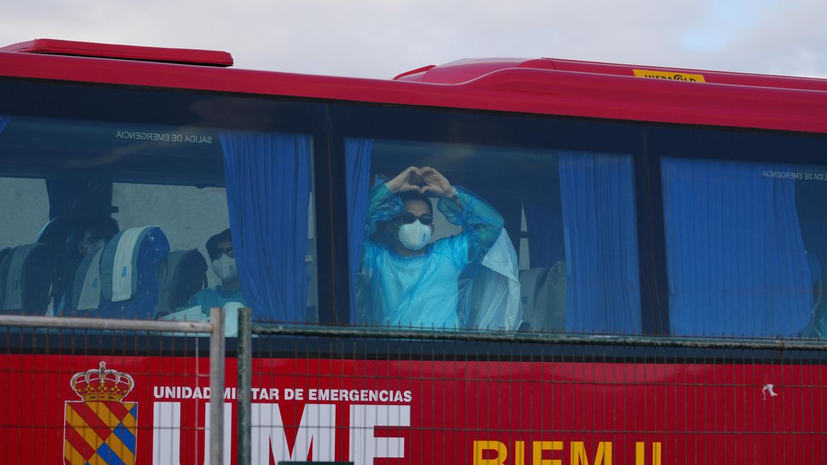 Pasajeros evacuados del crucero MV Hondius fondeado cerca del puerto de Granadilla en uno de los autocares de la UME, el 11 de mayo de 2026