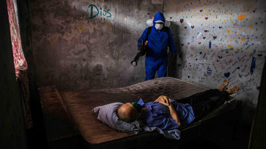 Operativo para buscar un cuerpo de una víctima de Covid-19 en la Amazonía Peruana.