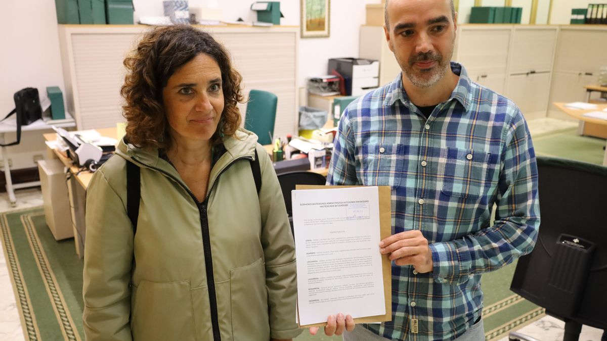 Oihana Lopetegi y Peio Igeregi en el registro del Parlamento Vasco.