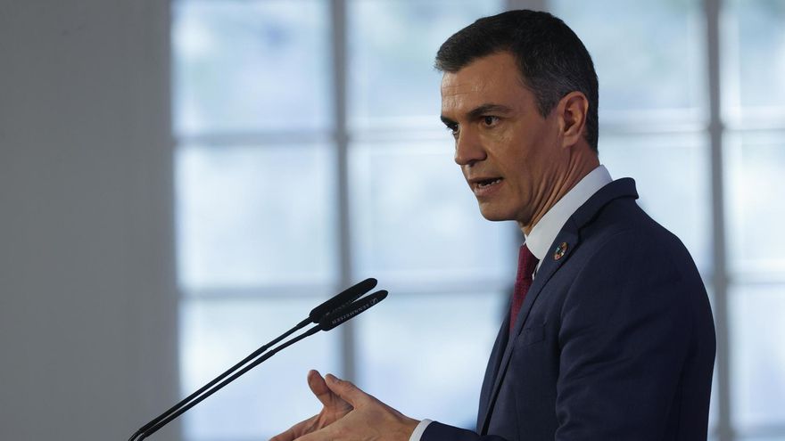 El presidente del Gobierno, Pedro Sánchez comparece antes los medios tras el Consejo de Ministros celebrado en el Palacio de La Moncloa en Madrid este martes.