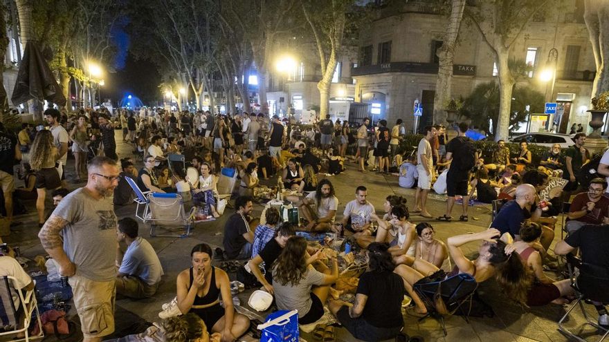 Veïns de Palma ocupen el carrer per sopar a l'aire lliure i rebutjar el turisme massiu: "Defensem la nostra casa"