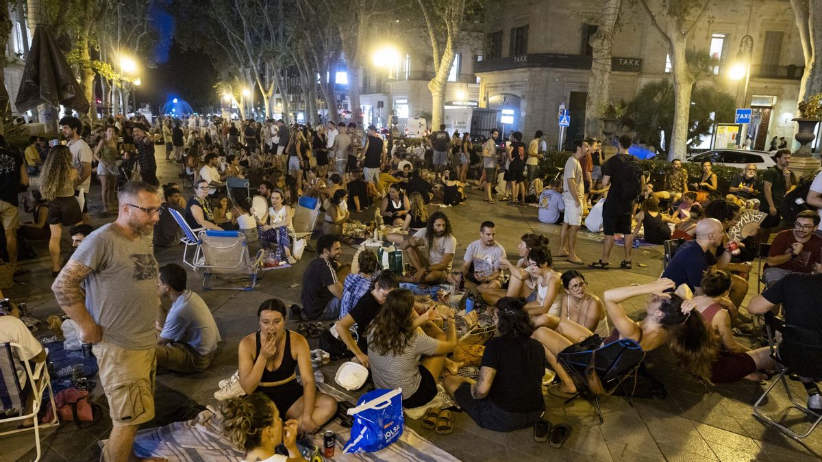 Vecinos de Palma ocupan la calle para cenar al aire libre y rechazar el turismo masivo: "Defendemos nuestra casa"