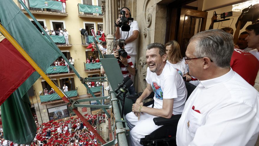 El exfutbolista Juan Carlos Unzué (c) da el chupinazo desde el balcón del Ayuntamiento en la Plaza Consistorial de Pamplona. EFE/Jesús Diges