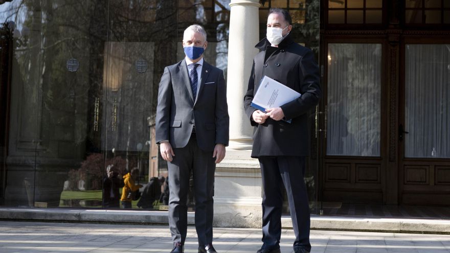 Iturgaiz lleva a Urkullu "abrazos" de Feijóo con lemas de Díaz Ayuso: "Nacionalismo obligatorio o libertad"