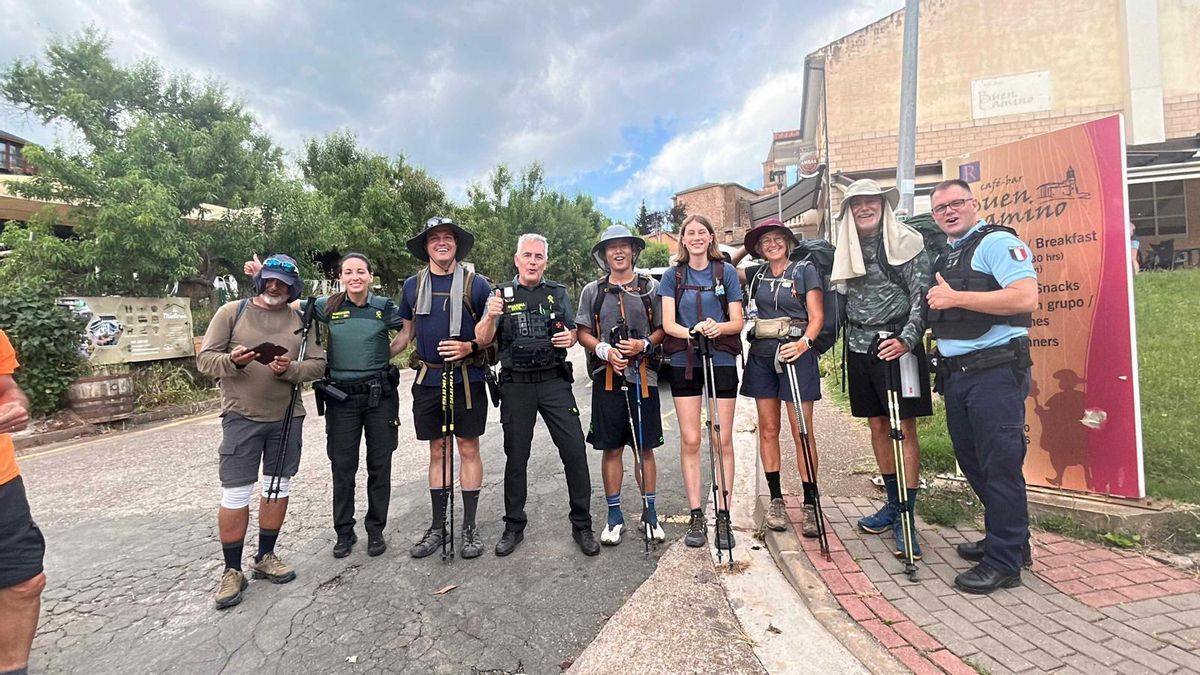 Guardias civiles y gendarmes franceses con peregrinos en el Camino de Santiago en La Rioja
