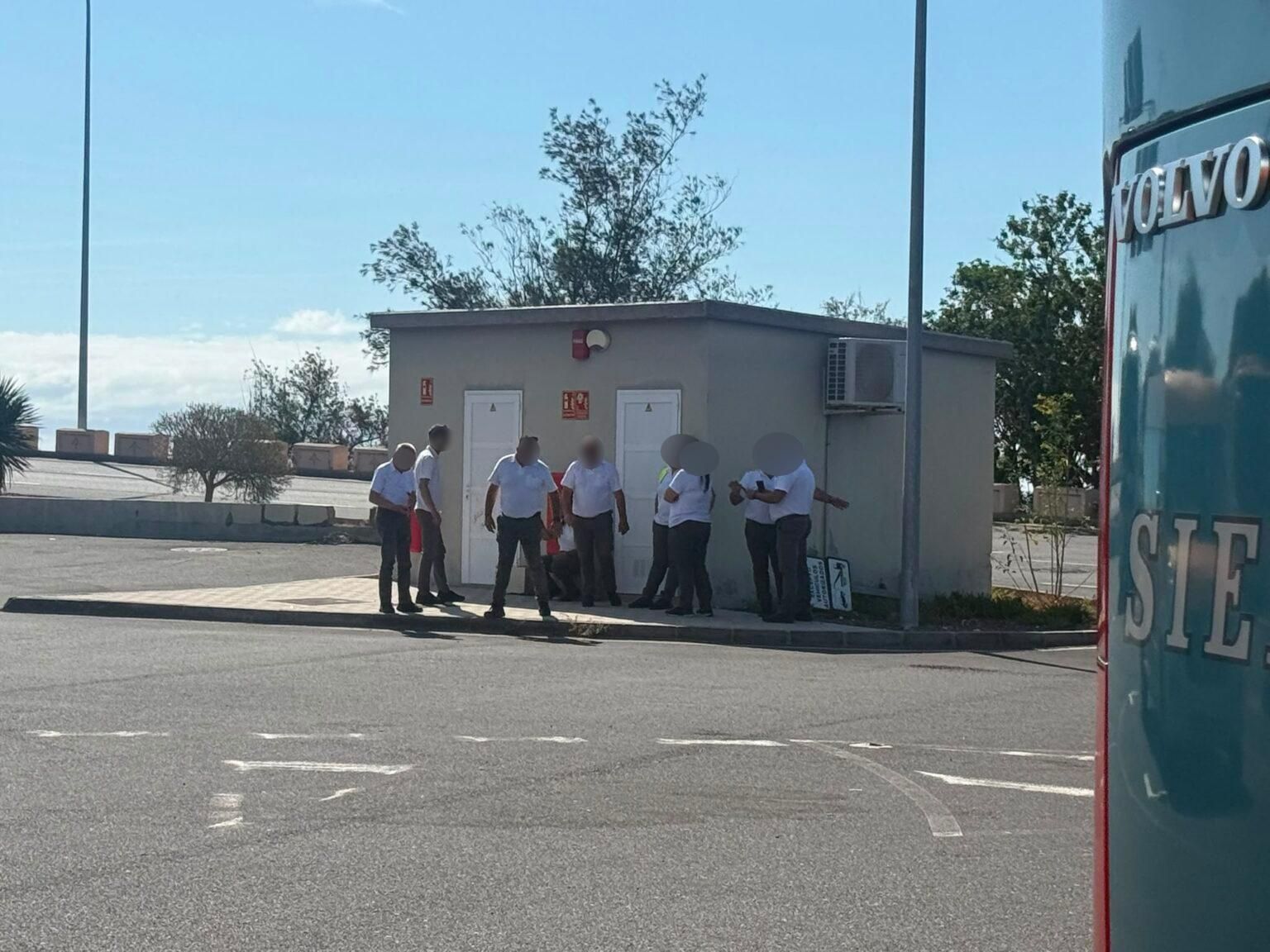 Varios chóferes esperan fuera del aeropuerto el pasado sábado antes de acceder con su vehículo a la zona de carga de pasajeros en Tenerife Sur.