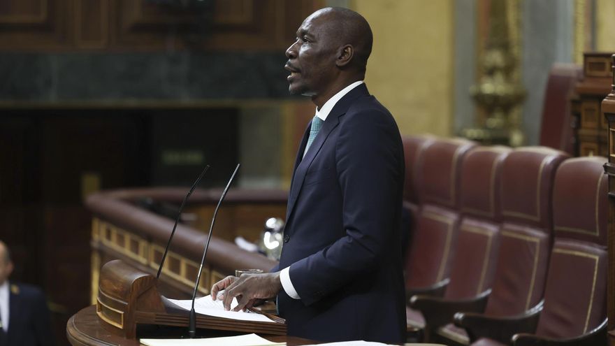 El diputado Luc André Diouf interviene durante un pleno en el Congreso de los Diputados.