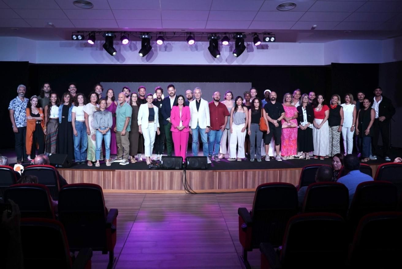 Foto de familia de las personas participantes en el vídeo promocional y los grupos de trabajo de la candidatura LPGC'31.