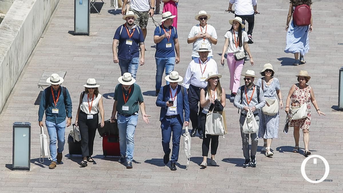 Turistas intentan combatir el calor