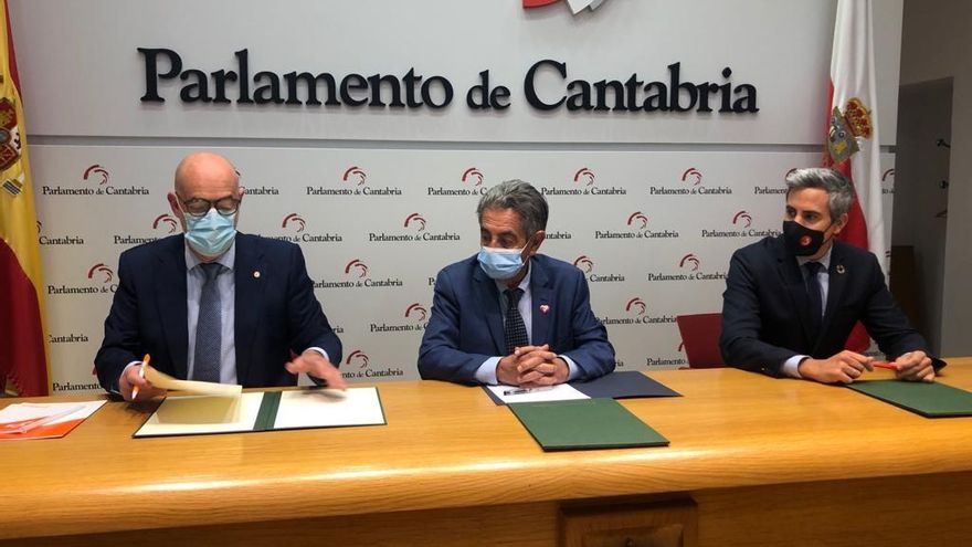 De izda a derecha: El portavoz parlamentario de Cs, Félix Álvarez; el presidente de Cantabria, Miguel Ángel Revilla, y el vicepresidente, Pablo Zuloaga