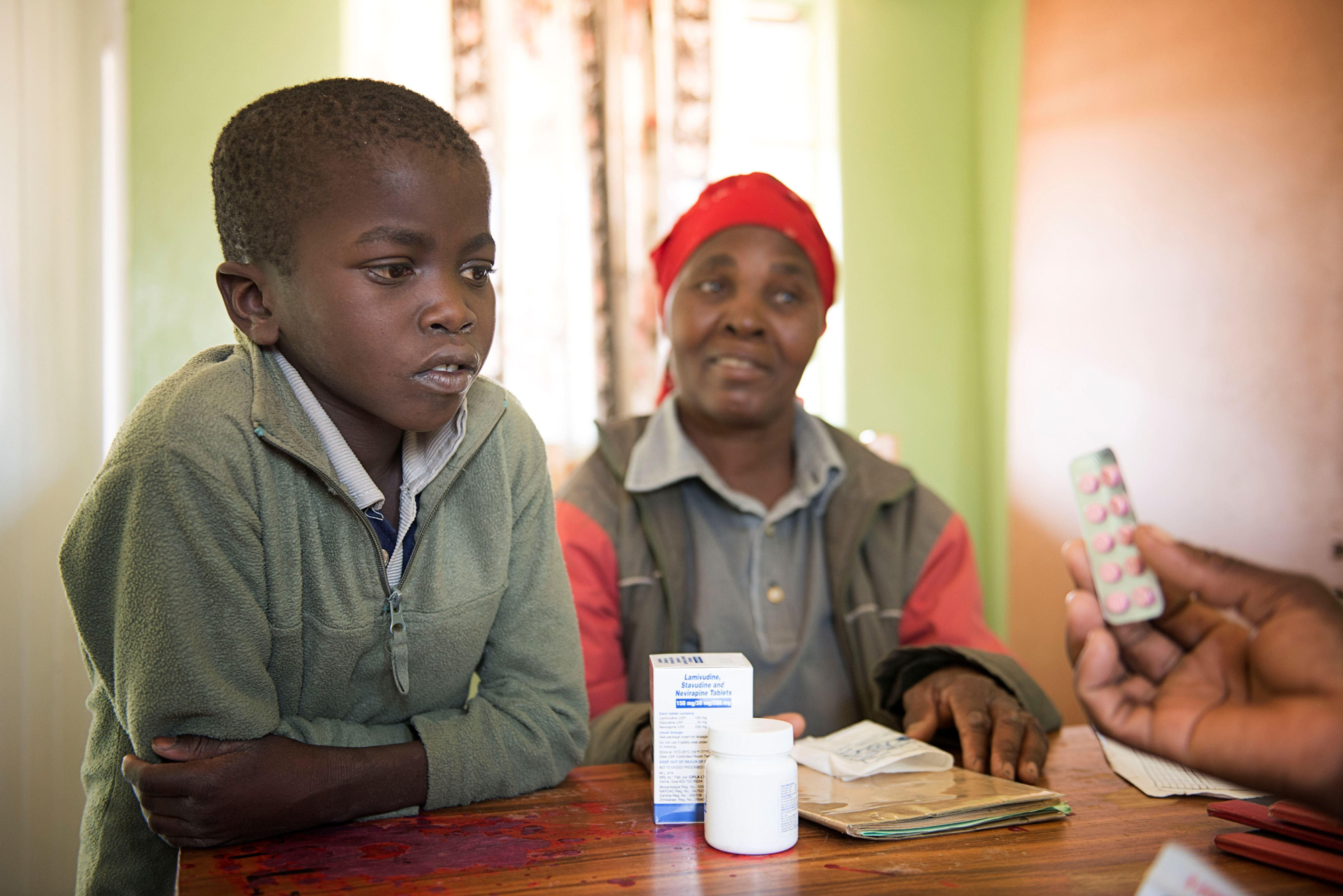 Zimbabue es uno de los países más afectados por la epidemia del VIH.  Más de un millón de adultos padecen la enfermedad, hay alrededor de 200.000 niños infectados y cada año se suman 15.000 nuevos casos. Un niño recoge los tratamientos antirretrovirales.