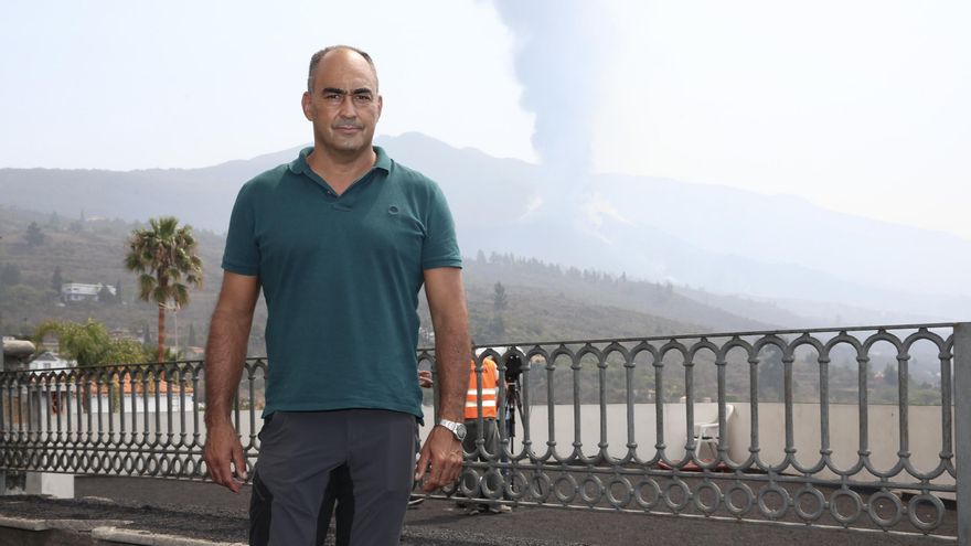 Juan Vicente Rodríguez, uno de los vecinos que teme perder su casa ante la aparición de nuevas bocas en el volcán de La Palma