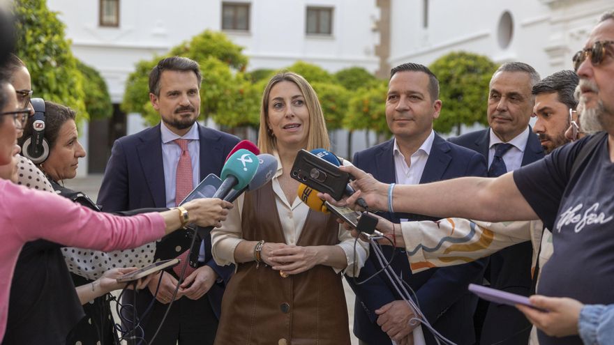 PP y Vox, contra los 55 diputados en Castilla-La Mancha… y cómodos con 65 en Extremadura: "Que alguien lo explique"