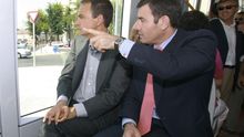 José Luis Rodríguez Zapatero y Tomás Gómez, en un viaje en tranvía por la localidad de Parla en agosto de 2007. / Efe