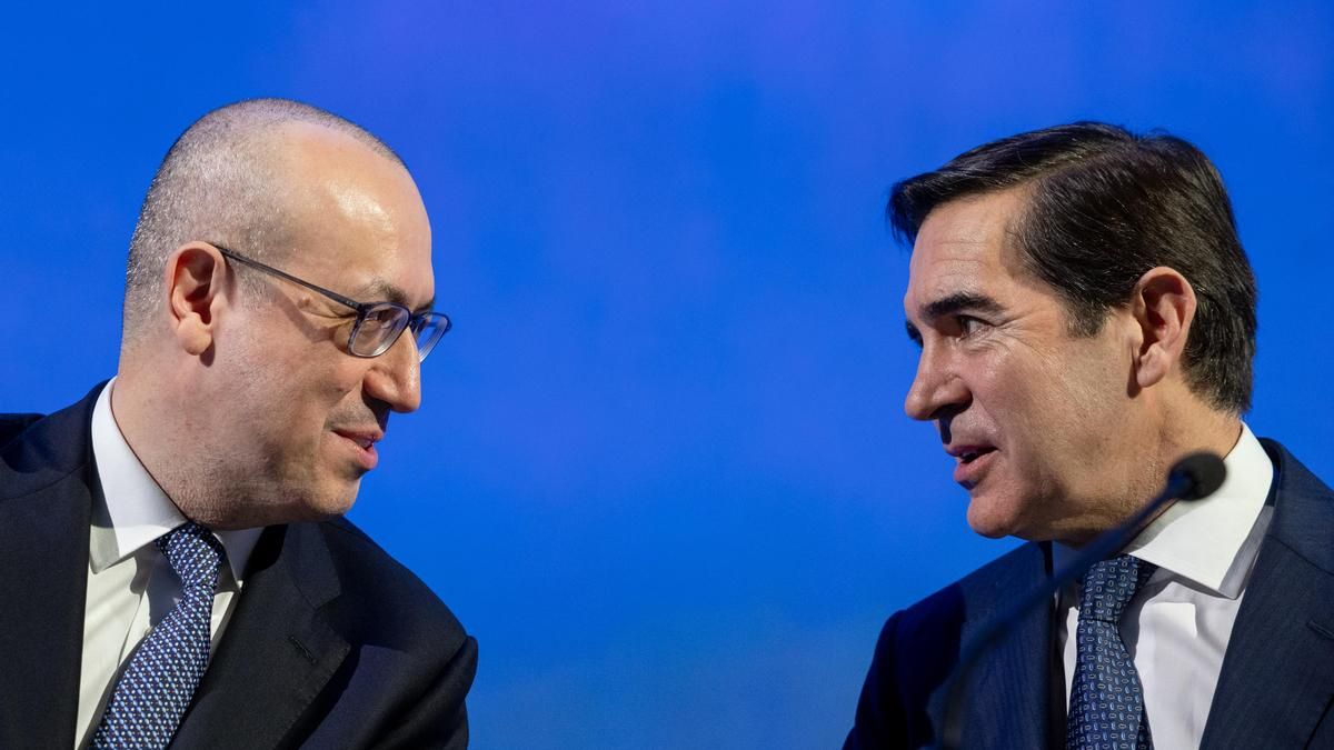 El presidente del BBVA, Carlos Torres(d) y el consejero delegado de la entidad, Onur Genç (i), durante la presentación de los resultados financieros correspondientes al ejercicio 2025 el pasado febrero. EFE/Daniel González