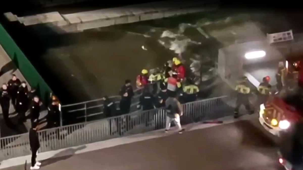 Rescatan a una pareja que cayó al río Manzanares en Madrid intentando hacerse un selfi