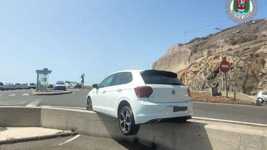 Olvida poner el freno de mano en un aparcamiento y su coche queda a pocos metros de la GC-1