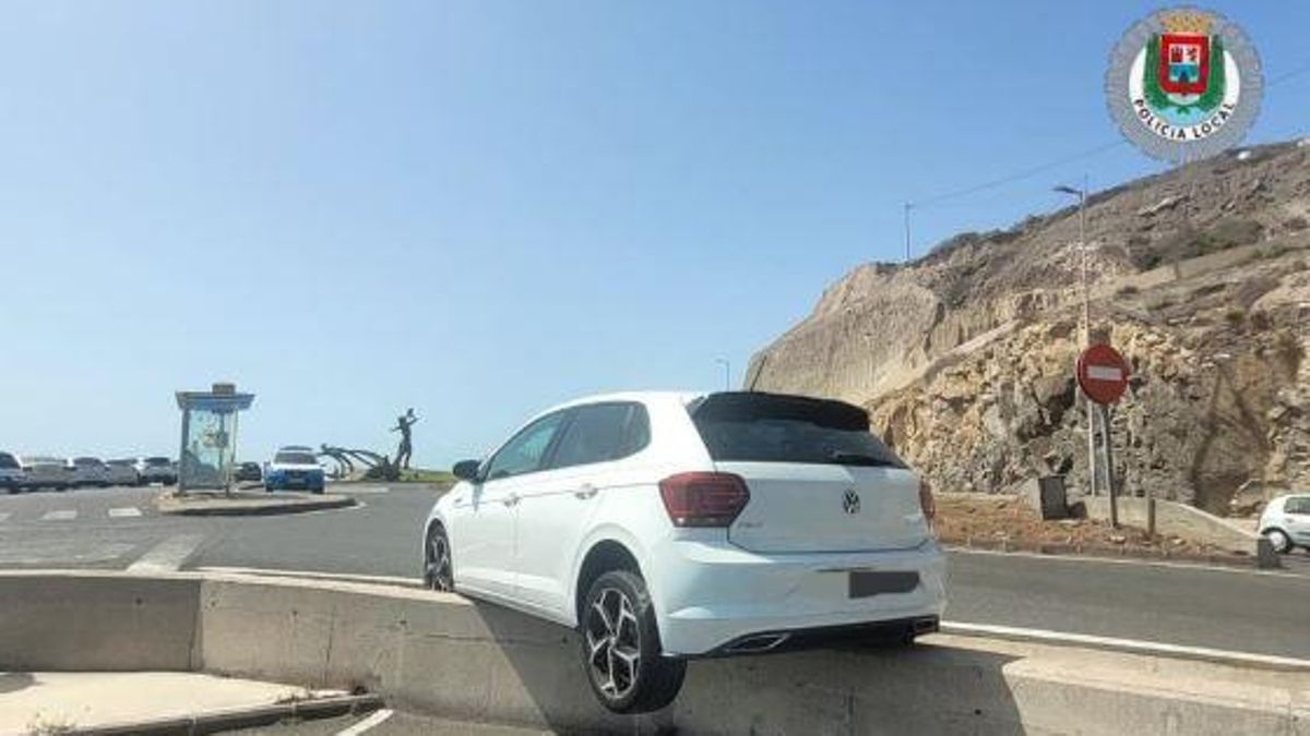 Olvida poner el freno el mano en un aparcamiento y su coche queda a pocos metros de la GC-1