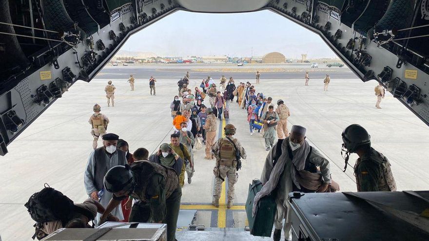 Un grupo de repatriados españoles sube al avión A400M enviado por el Gobierno de España para evacuarlos de Kabul