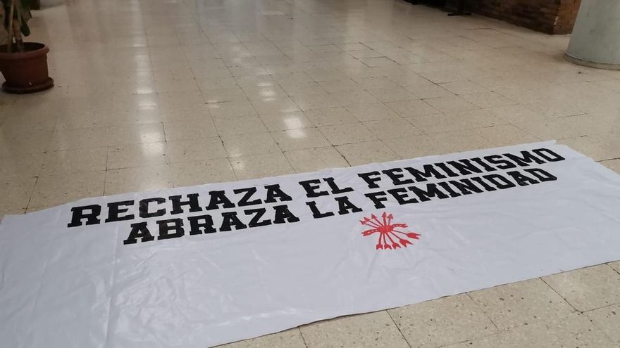 La Complutense denuncia un ataque de Falange contra pancartas del 8M: "Rechaza el feminismo, abraza la feminidad"