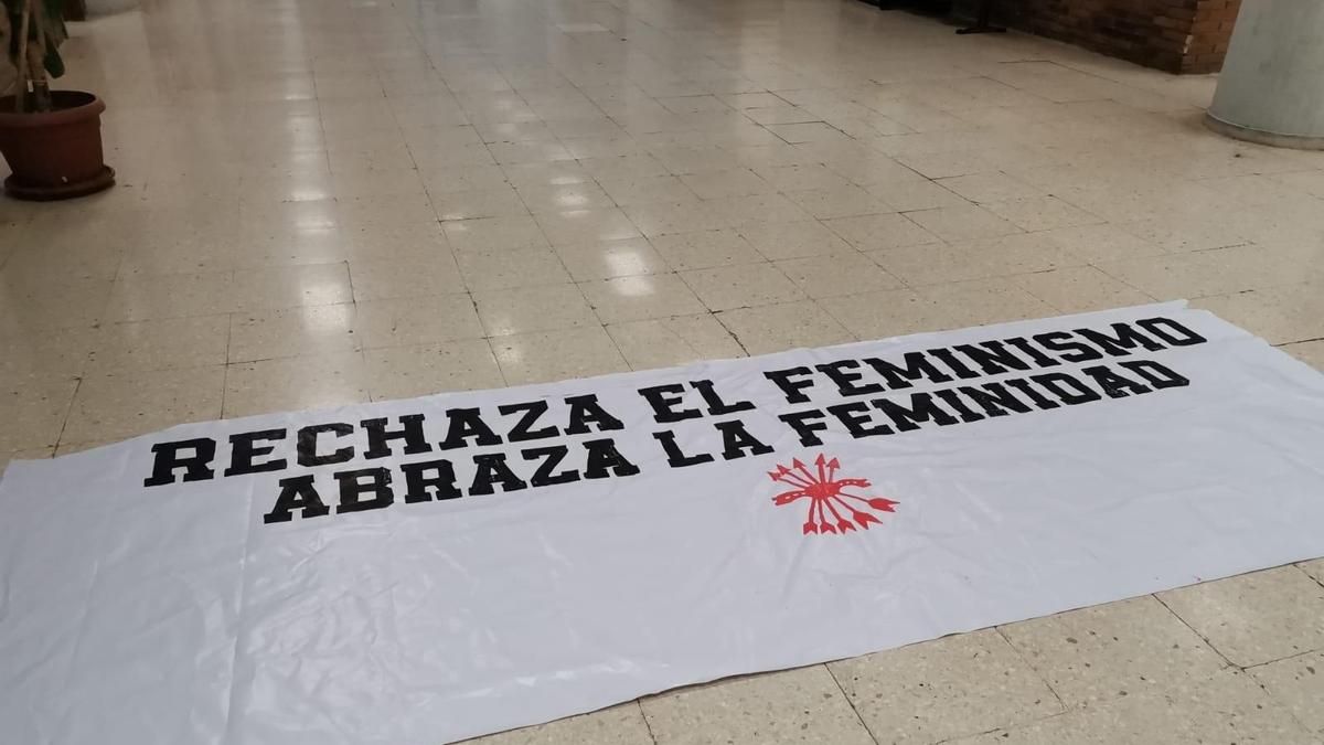 La UCM denuncia la vandalización de material del 8M en Ciencias Políticas por parte de una treintena de personas