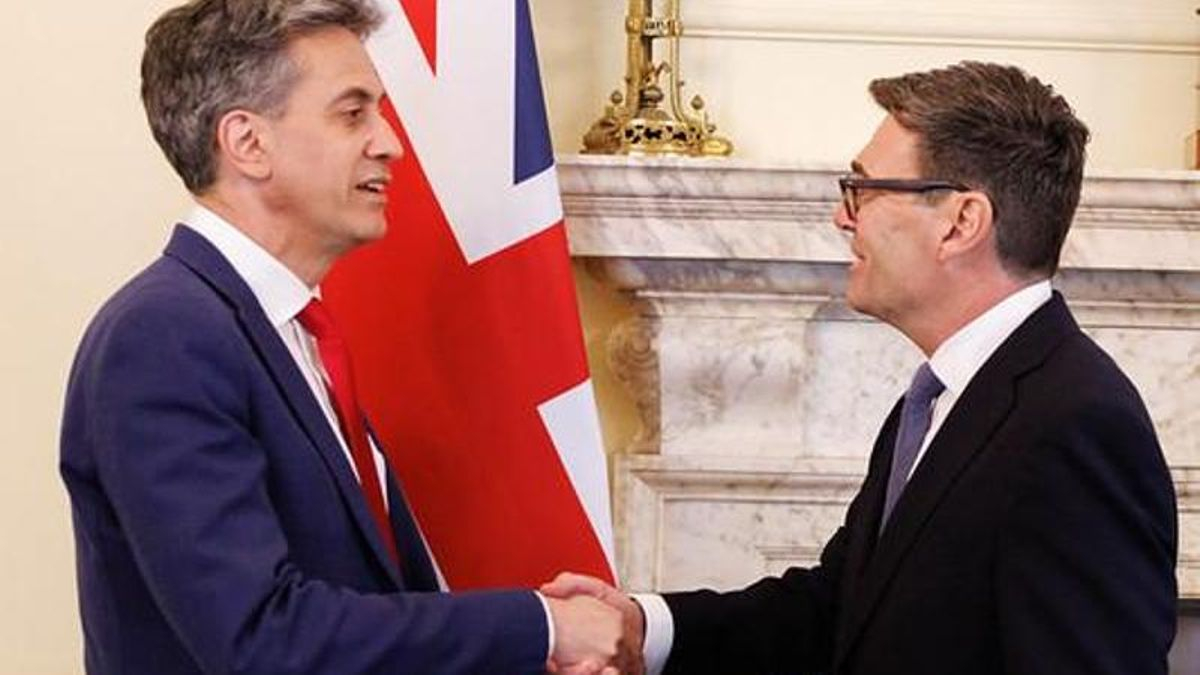 El nuevo ministro de Exteriores británico, Ed Miliband, y el primer ministro, Andy Burnham, en Downing Street, Londres, este lunes.
