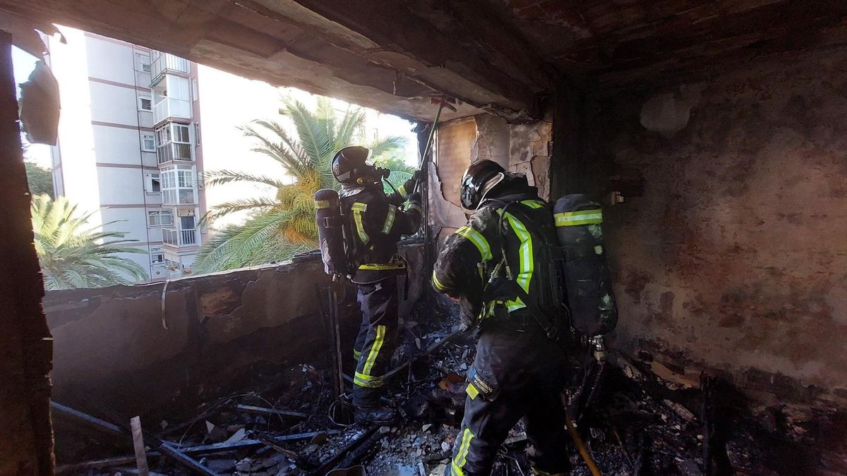 Un vecino de Latina, intubado y en estado grave por un incendio en su piso que ha llenado cuatro plantas de humo