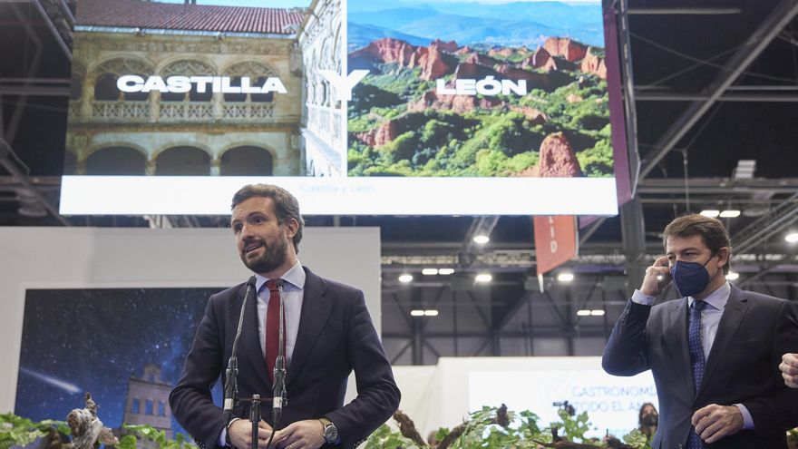 El presidente del Partido Popular, Pablo Casado, comparece en el estand de Castilla y León, en la tercera jornada de la 42ª edición de la Feria Internacional del Turismo, Fitur 2022, en Ifema Madrid, a 21 de enero de 2022, en Madrid (España).